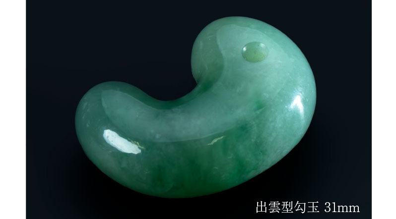 金山谷産糸魚川翡翠 工房製作出雲型勾玉 - 石の音ブログ
