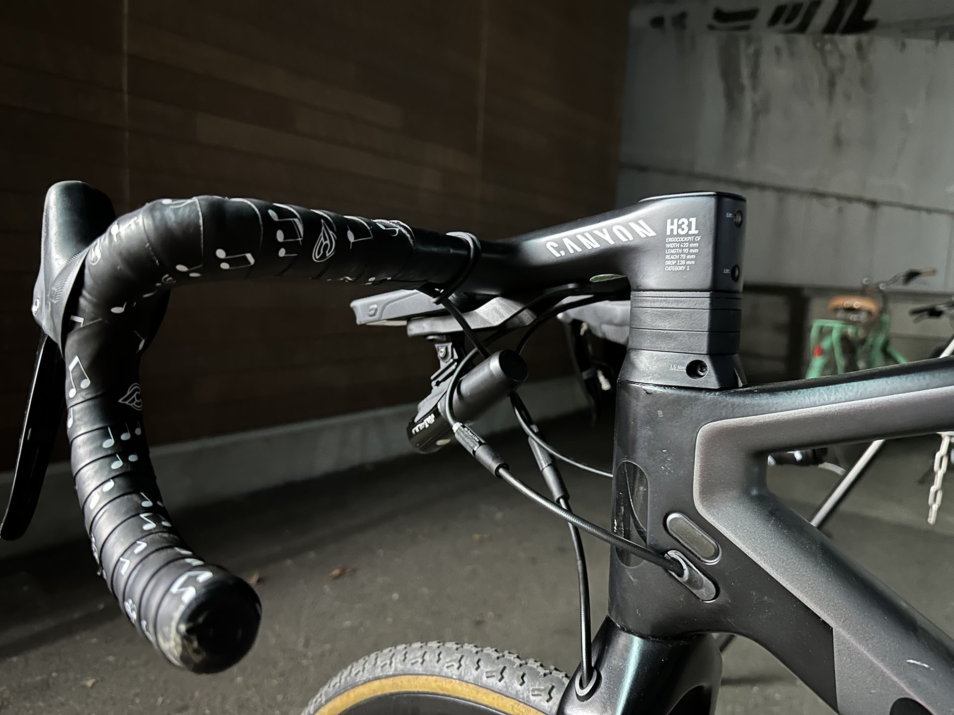 CANYON純正サイコンマウントに、CATEYEのVOLTシリーズライトを下付け