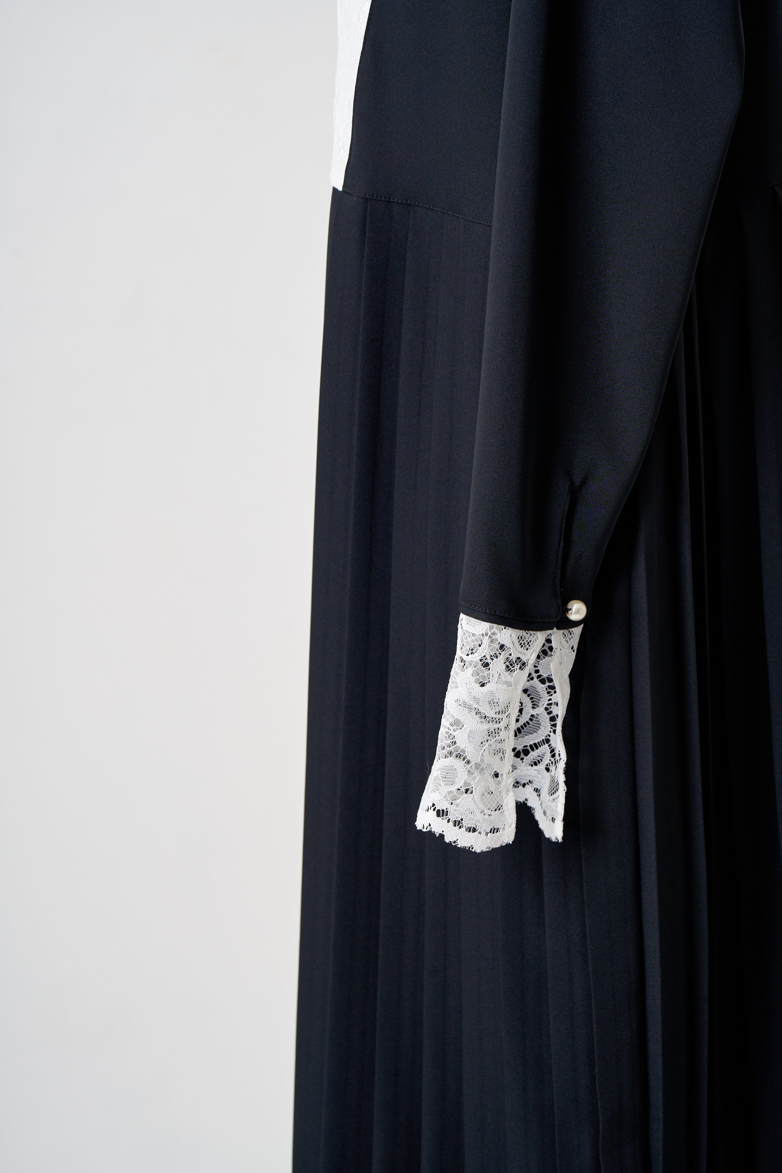 レースドッキングプリーツワンピース【リサイクルポリエステル