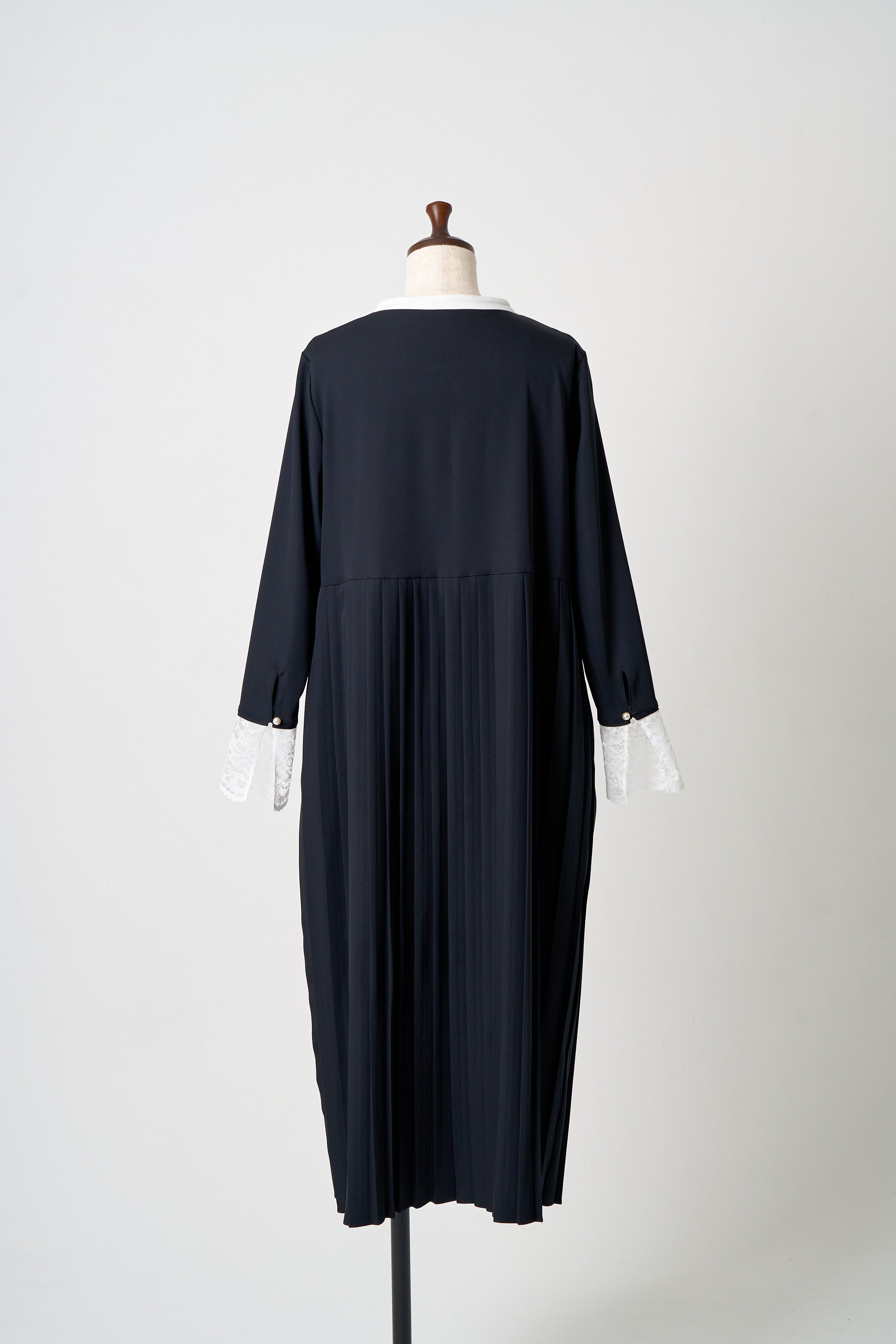 レースドッキングプリーツワンピース【リサイクルポリエステル