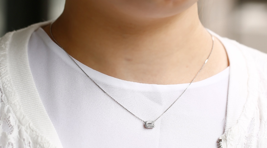 ダイヤモンド ネックレス 一粒 0.5ct E VVS2 エメラルドカット