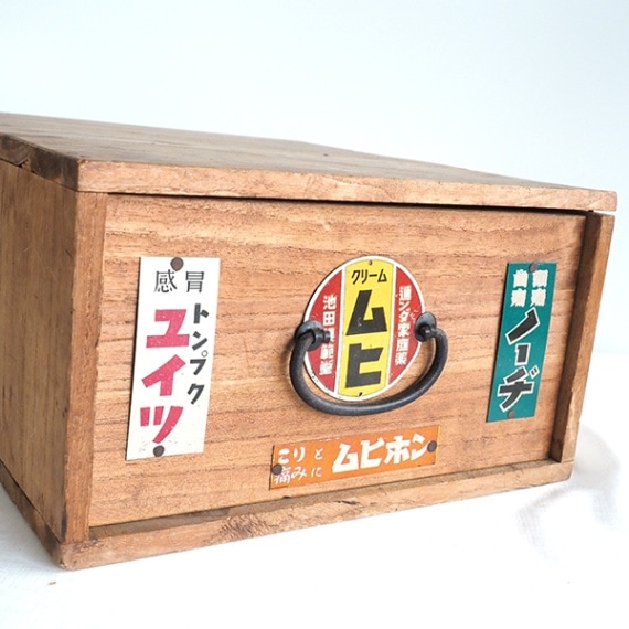 昭和レトロなヴィンテージのステッカーがついたレアな薬箱