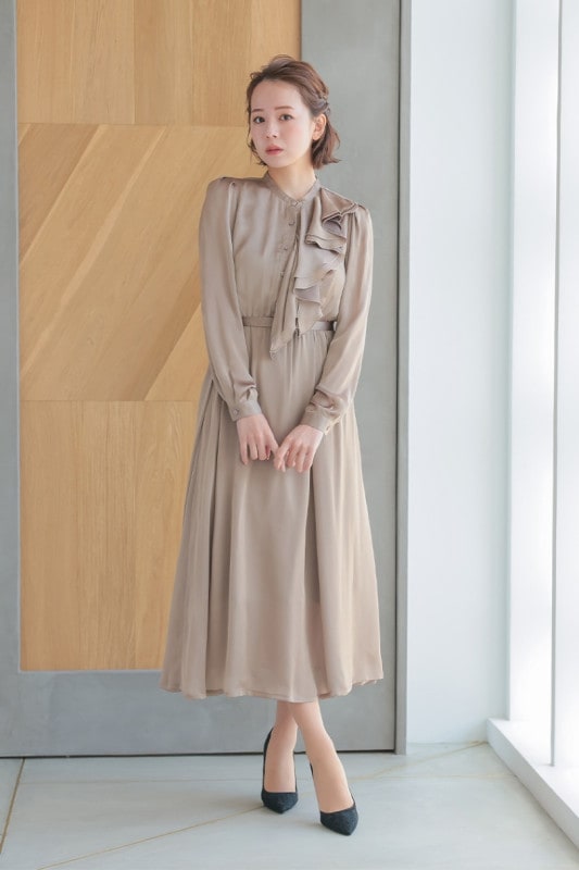 ヨーリューサテンロングワンピース ベージュ/S｜結婚式のパーティー