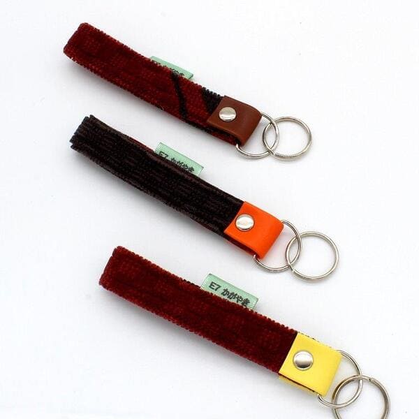 キーホルダー かがやき E7系 イシメコウシ、新幹線モケットを利用