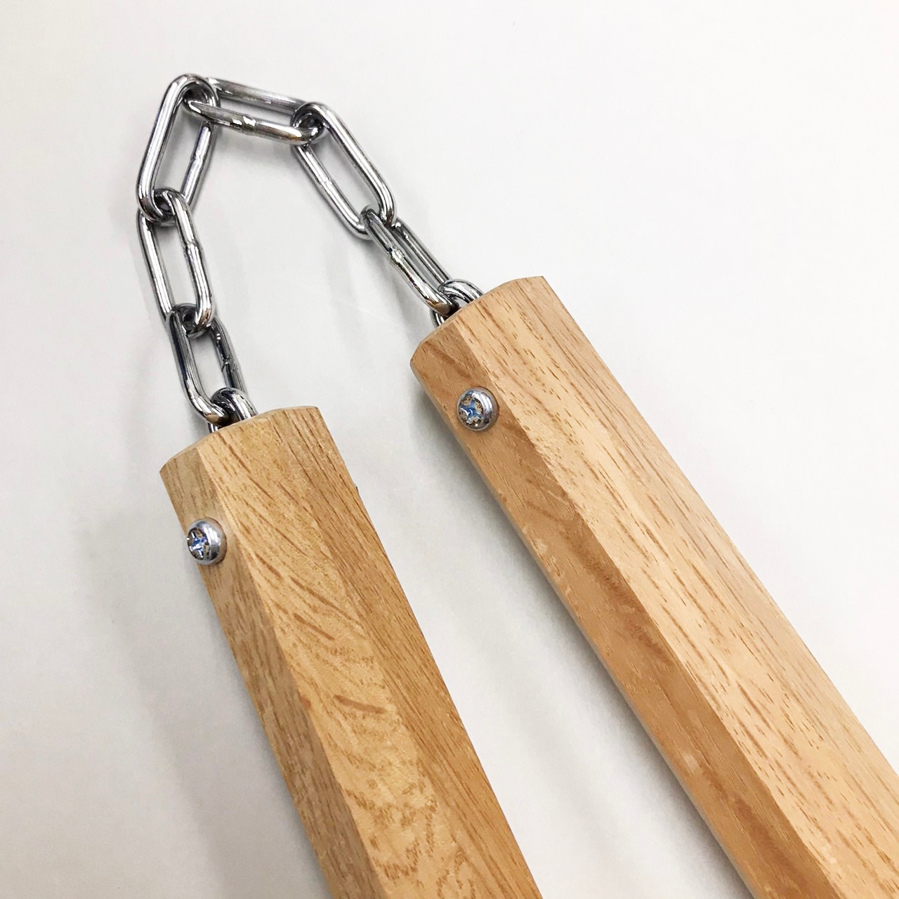 空手用品 ヌンチャク 樫製 紐付き・クサリ付き ＜国産＞ - 福田武道具