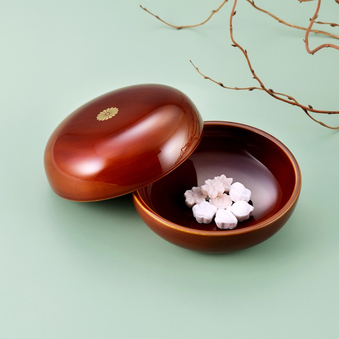 叙勲褒章叙位の記念品と額縁 一重菊紋入 木製 手漆塗 ボンボニエール