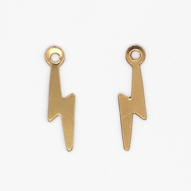 01S0049GFC 14KGF製チャーム 稲妻 13.5×3.5×0.3mm 1ヶ - 卸シルバー