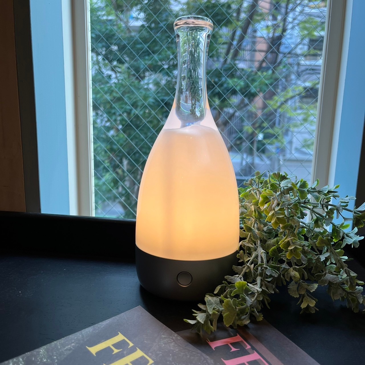 Ambientec Bottled (ボトルド) コードレス テーブルランプ | 照明