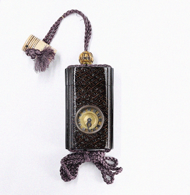 江戸時代後期 和時計 青貝螺鈿細工網模様漆側 割駒式文字盤 印籠時計