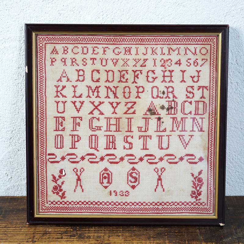 フランスアンティークアルファベット刺繍サンプラーフレーム入り 1933