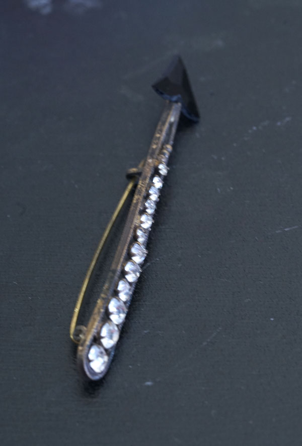 ジェットガラスとペーストガラスのallowブローチ1910年代頃 ga-1071の