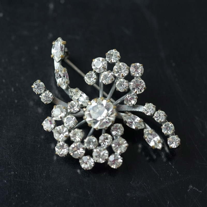 お花の形のクリスタルカットガラスのブローチ1950年代 ga-1064の通販
