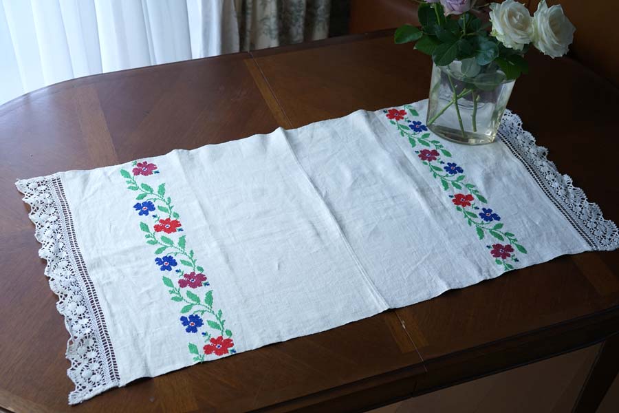 ハンガリー手織リネンにクロスステッチのお花の刺繍クロス98×48cm 1930