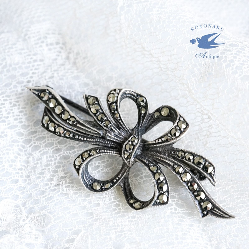 ヴィンテージのシルバーとマーカサイトのリボンブローチ ga-846の通販