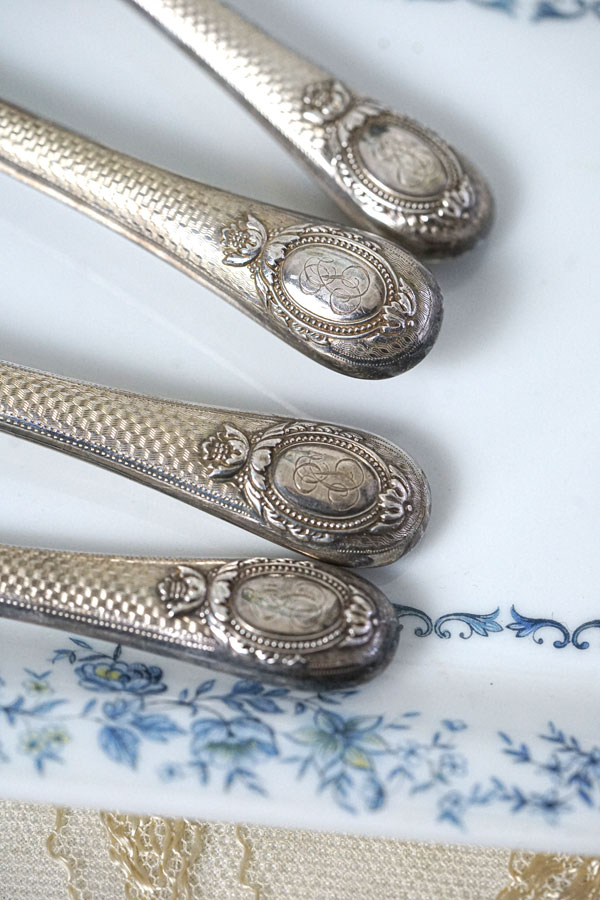 アンティークシルバーモノグラム付きデザートサービング用カトラリー4