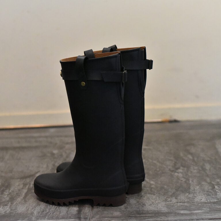 黒のロゴパターンラバーブーツ サカイ」が新作“ラバーブーツ”を発売 日常でもアウトドアでも重宝する