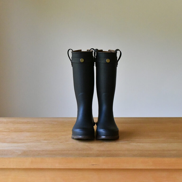 黒のロゴパターンラバーブーツ サカイ」が新作“ラバーブーツ”を発売 日常でもアウトドアでも重宝する