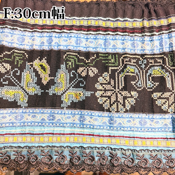 モン族生地は、魅力的な柄が特徴の刺繍生地です。アンティーク布として