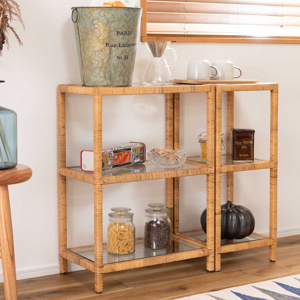 ナチュラルラタン×ガラスの3段シェルフ｜気軽に魅せる天然素材の収納