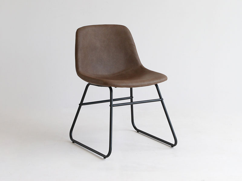 ミッドセンチュリーな雰囲気のダイニングチェア｜ソフトレザーと