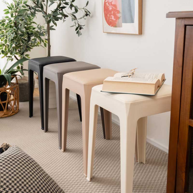 アーバンモダンな合皮スツール｜スタッキングで省スペースに美しく収納