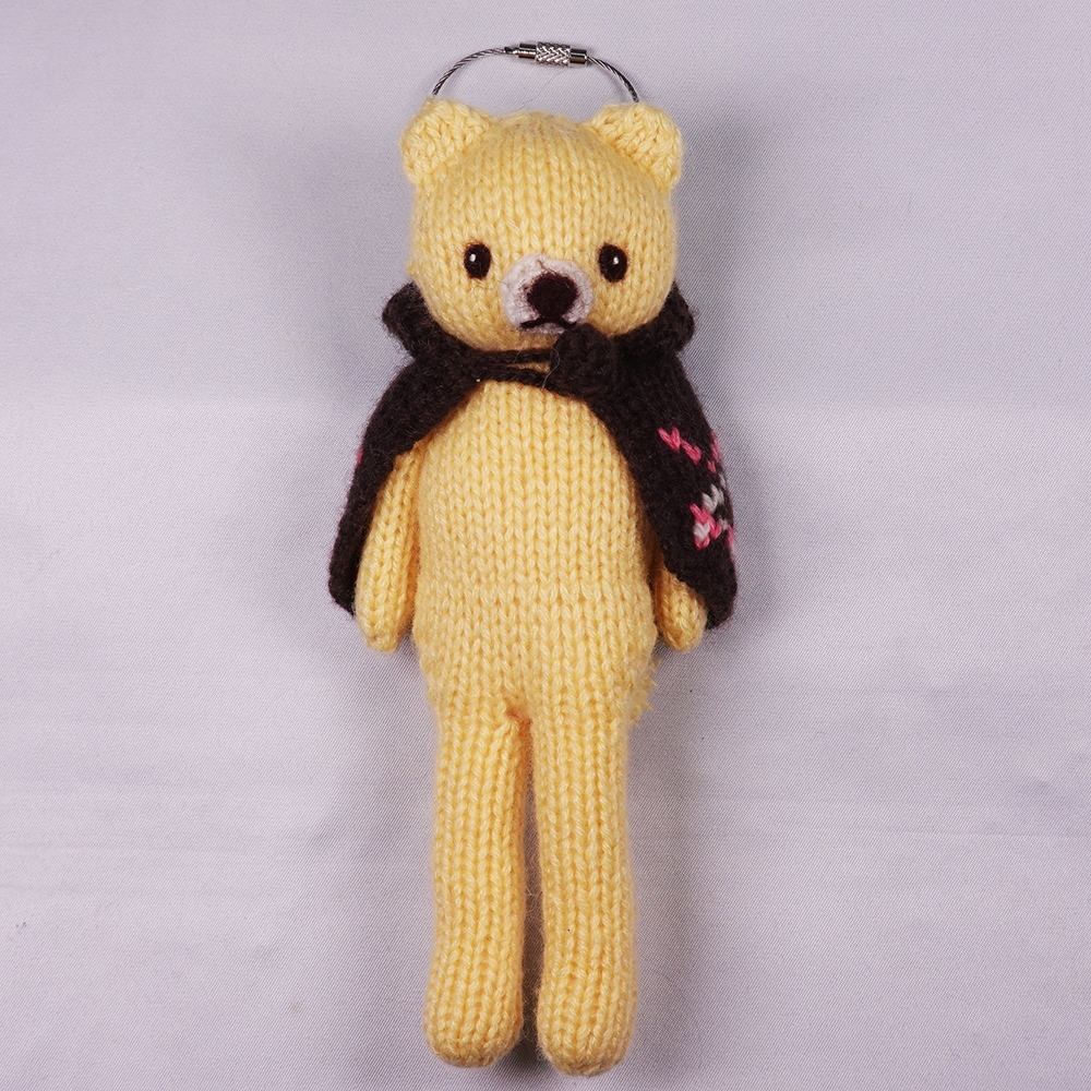 高級カシミヤの棒針の編みぐるみ。こげ茶のマントを羽織ったブラブラ