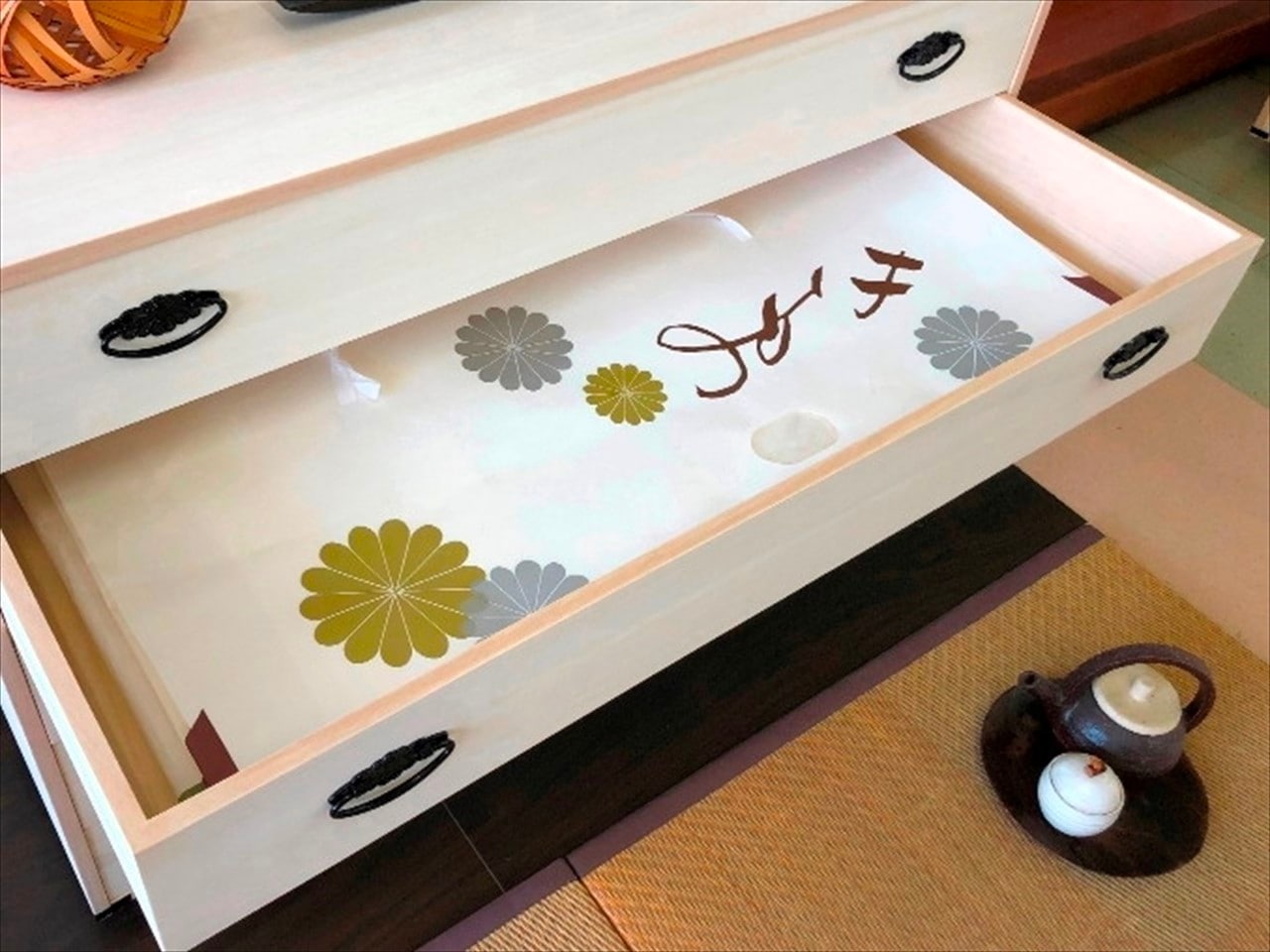 肥前桐民芸 キャスター付総桐クローゼットチェスト4段 650B | 店舗