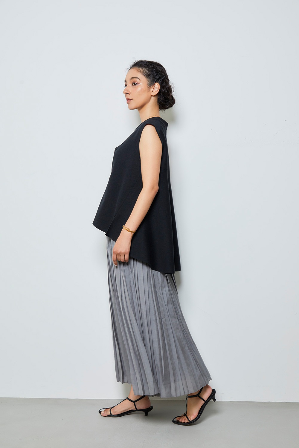 再販】2025MS_バッグフレアニットジレ | アイテム | OWAUNO