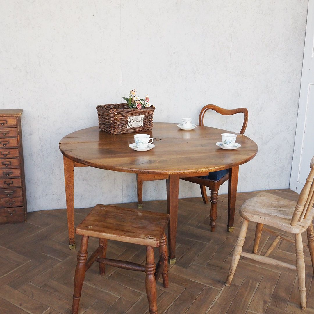 アンティークテーブルのオンライン商品 イギリスとフランスから洗練