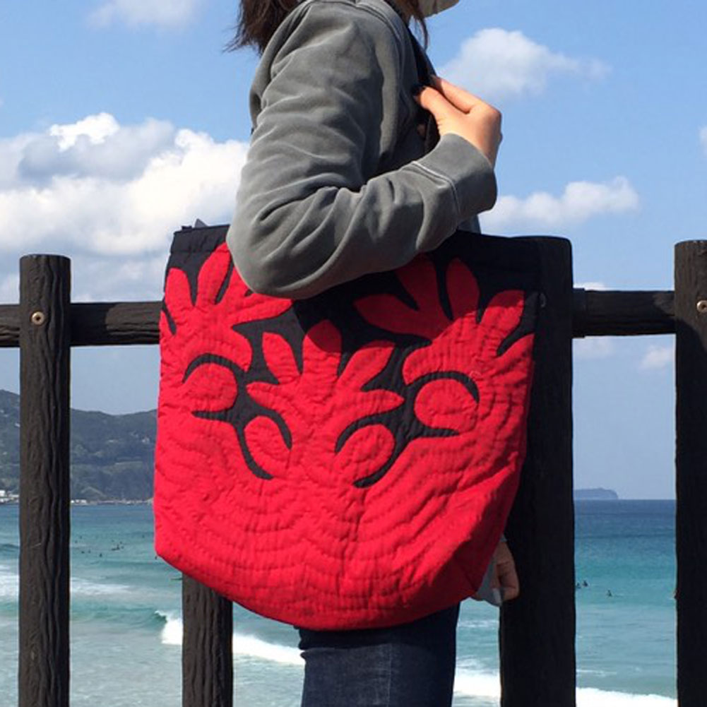 ハワイアンキルト バッグ ブラック×レッドタイダイ ウル パンノ木柄