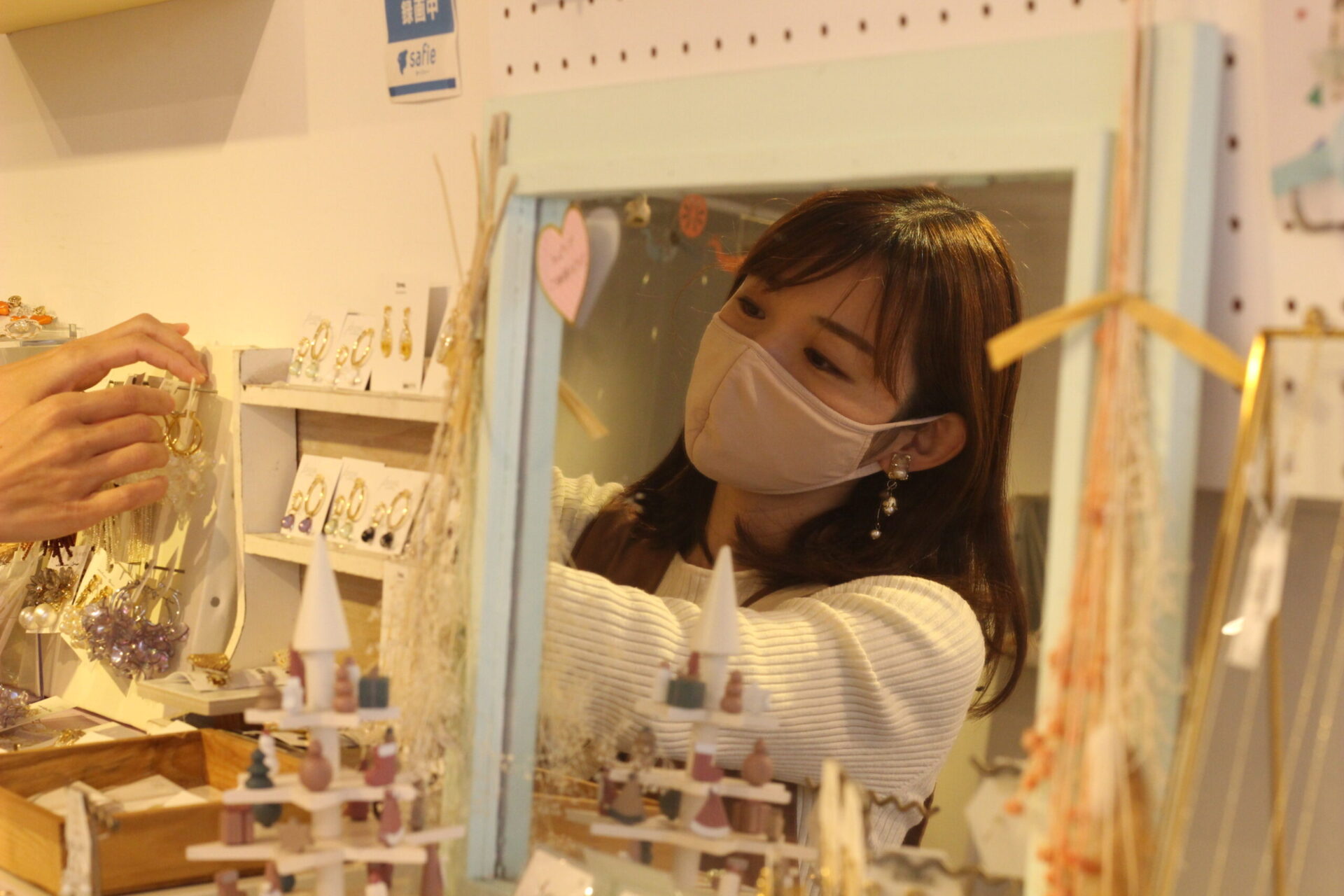 かわいい外観が目を引く！ハンドメイドアクセサリーと雑貨のお店｜大阪