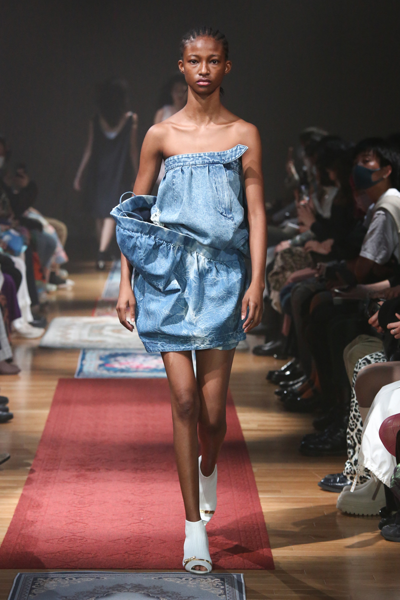 ジェニー ファックス」は幼少期の“幸せ”をキッチュなウエアに込める