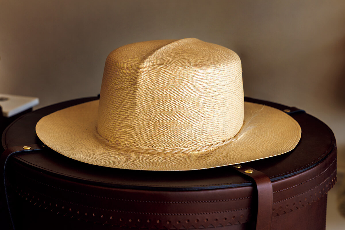 職人が手だけで編み上げた工芸品。本場エクアドルで製作される沖縄