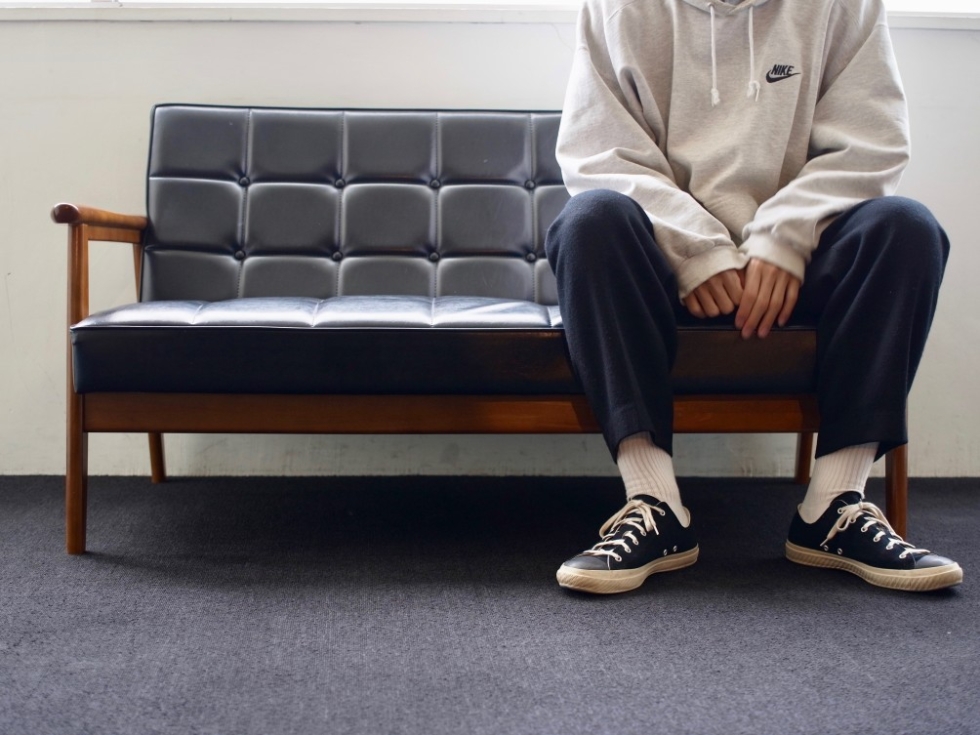 1人暮らしの六畳一間にもおける、カリモク60 Kチェア2シーター