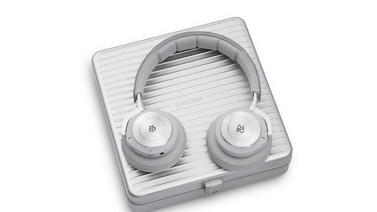 リモワのケースに、バング＆オルフセンのヘッドフォン | GQ JAPAN