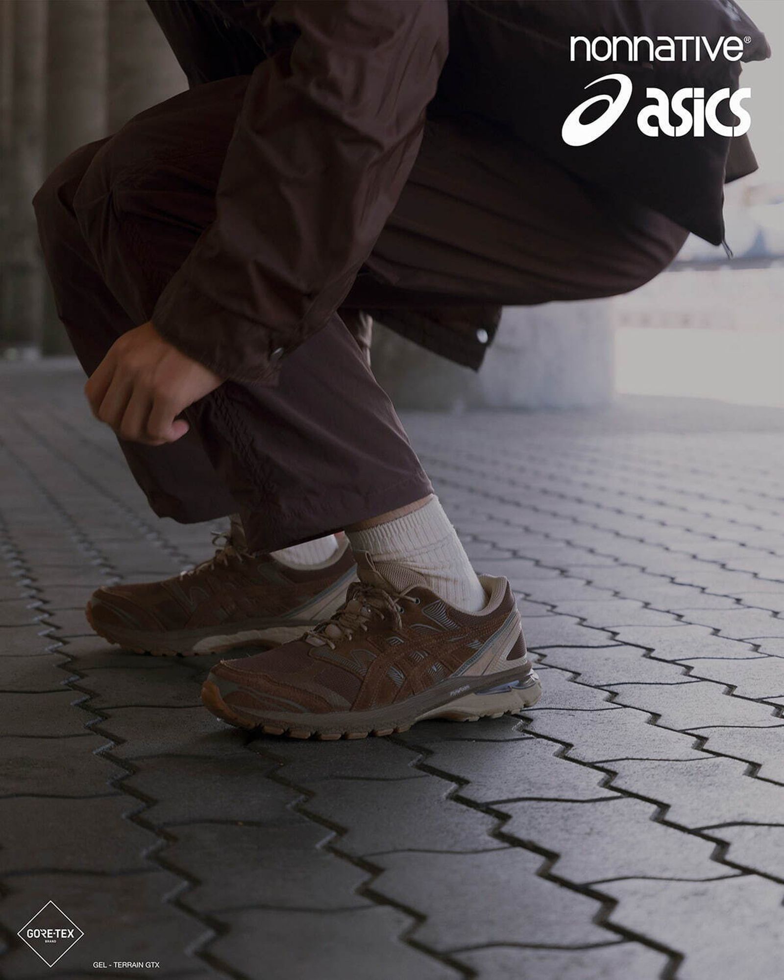 アシックス×ノンネイティブ「GEL-TERRAIN GTX」は、高級感漂うブラウン