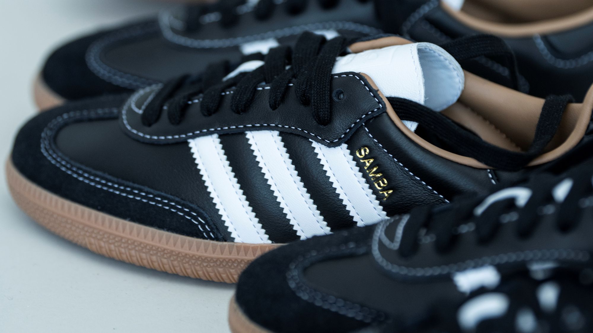アダム エ ロペ × アディダス オリジナルス、ブラックレザー仕様の
