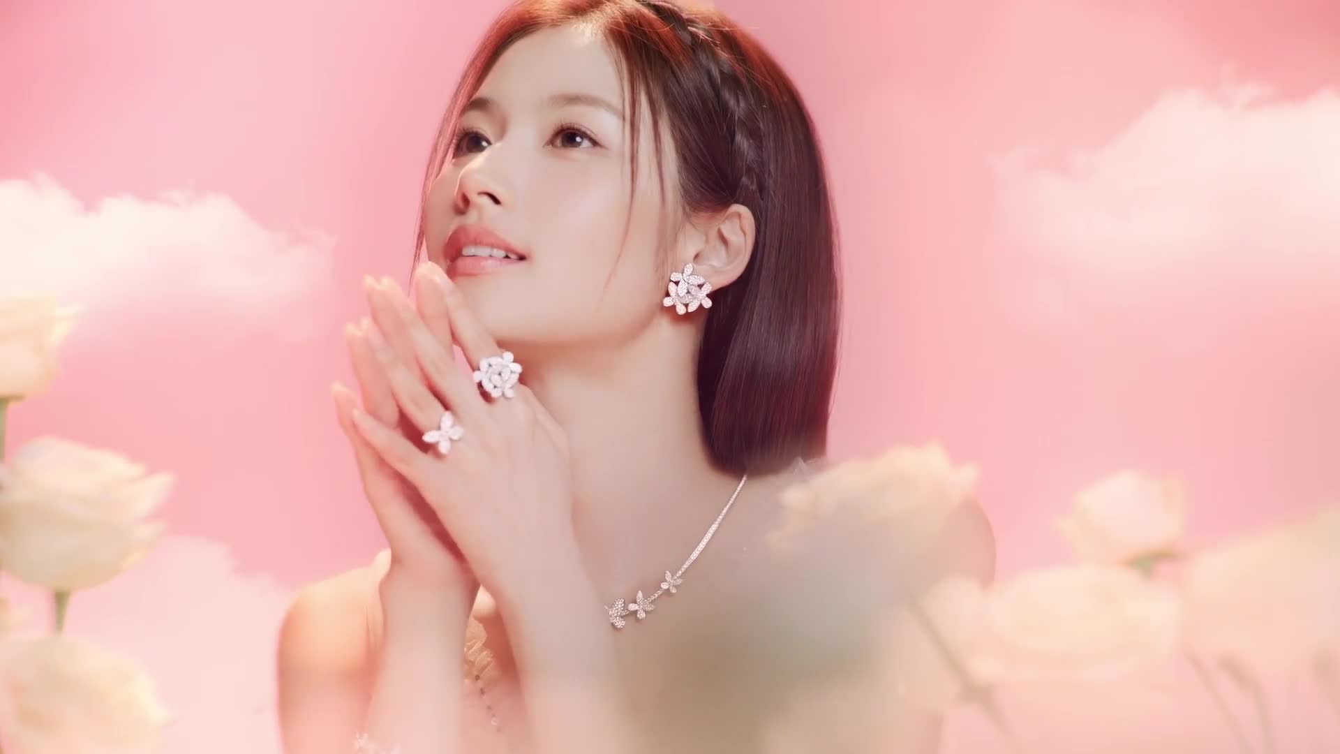 自由に羽ばたく。TWICE SANAと「グラフ」の優美な輝き