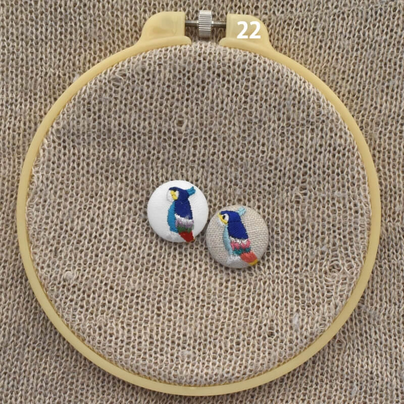 カラフル羽毛の鳥[青いオウム_parrot]刺繍のくるみボタン・ピン | mimi