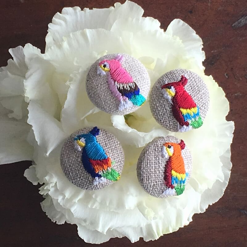 カラフル羽毛の鳥[青いオウム_parrot]刺繍のくるみボタン・ピン | mimi
