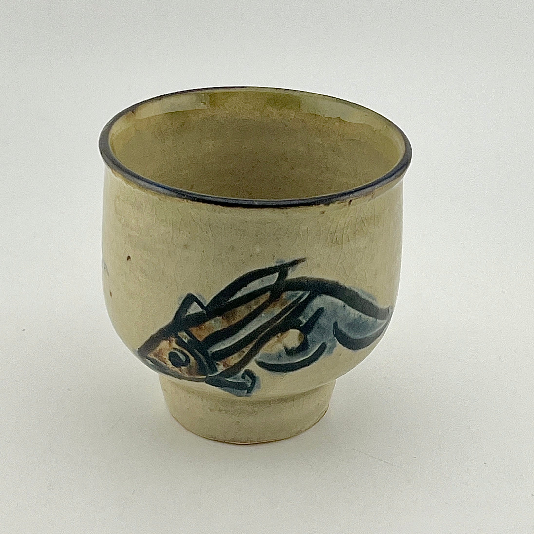 壺屋焼 人間国宝 金城次郎作 魚文湯呑 – 生活民芸 なかむた