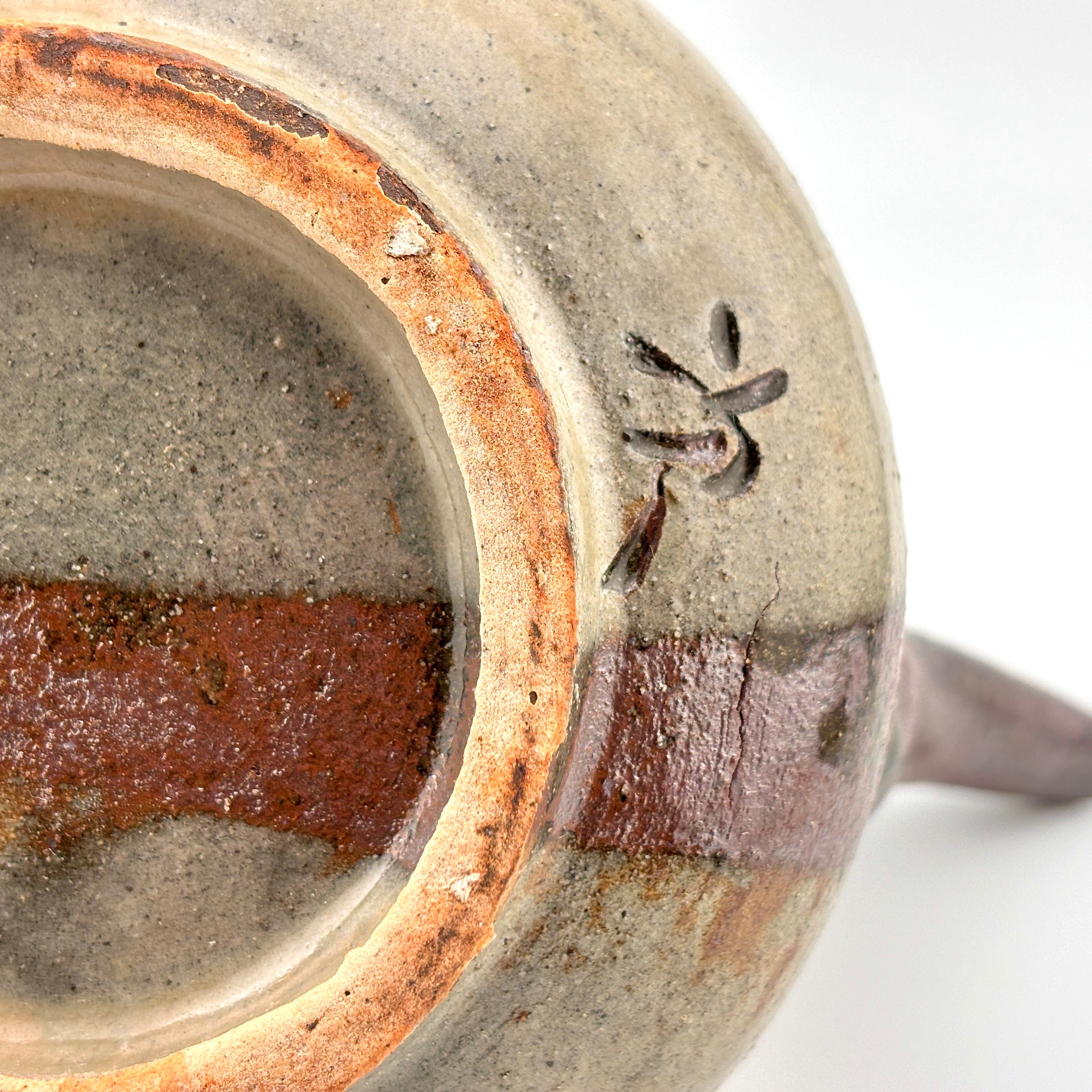 壺屋焼 人間国宝 金城次郎作 魚文カラカラ （笑う魚） – 生活民芸 なかむた