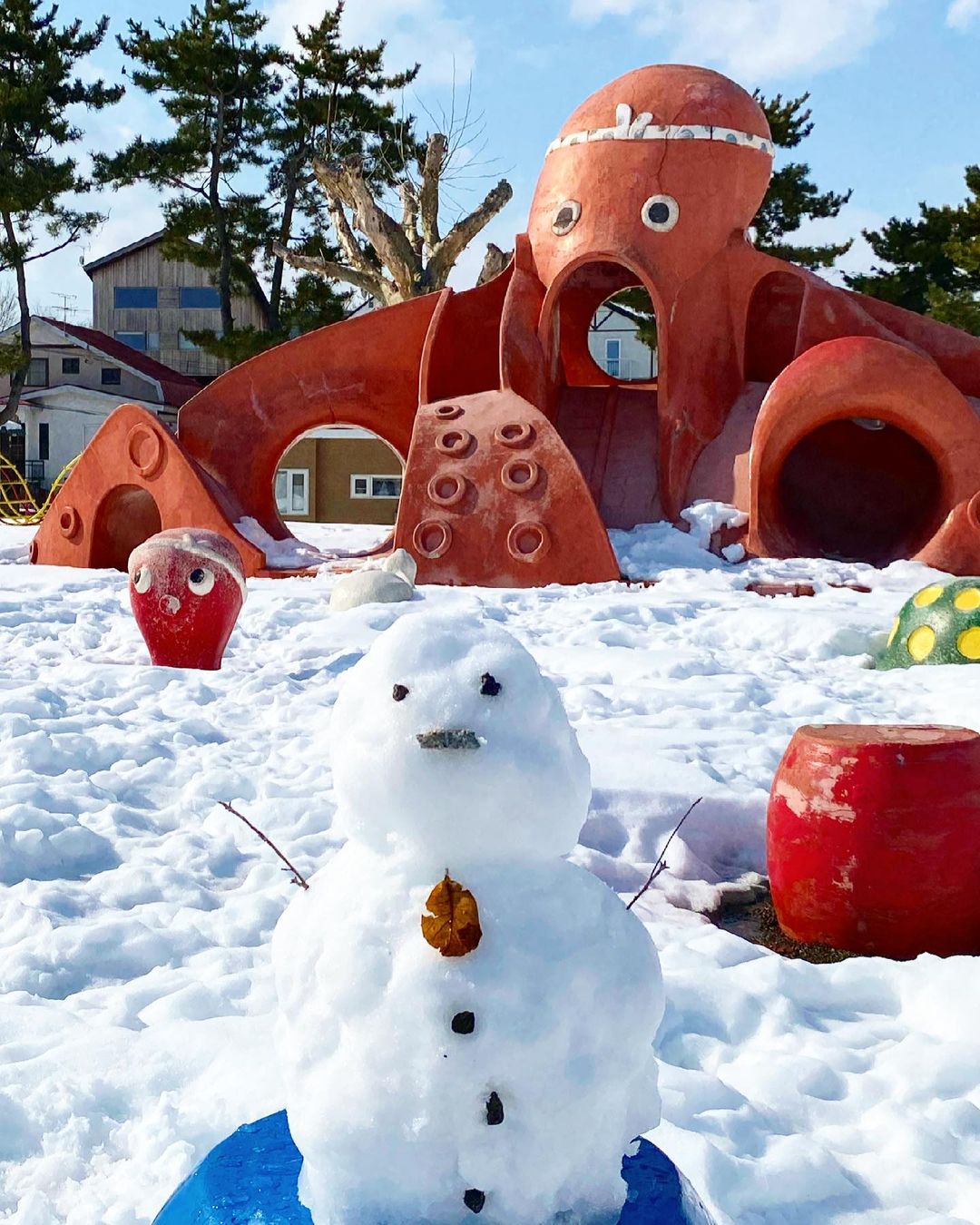 タコの遊具と雪だるま（伊達市） | 北海道ミライノート