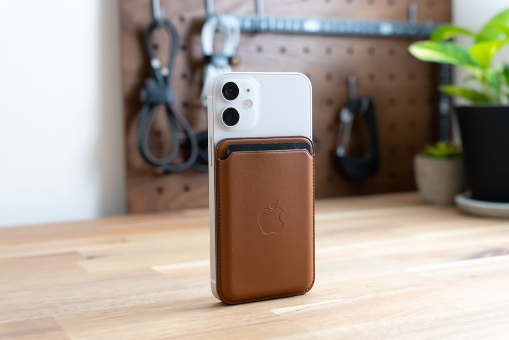 MagSafe対応iPhoneレザーウォレットレビュー：3枚までのカードをiPhone