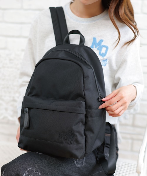 オールブラックシンプルロゴ リュック｜マリークヮントの通販｜&mall