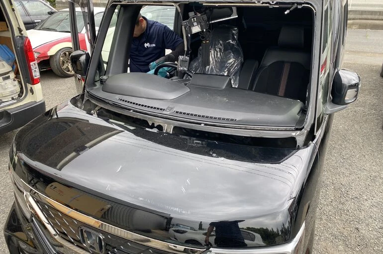 JF3 N-BOXフロントガラス交換！社外ガラス！藤沢出張作業！車両保険