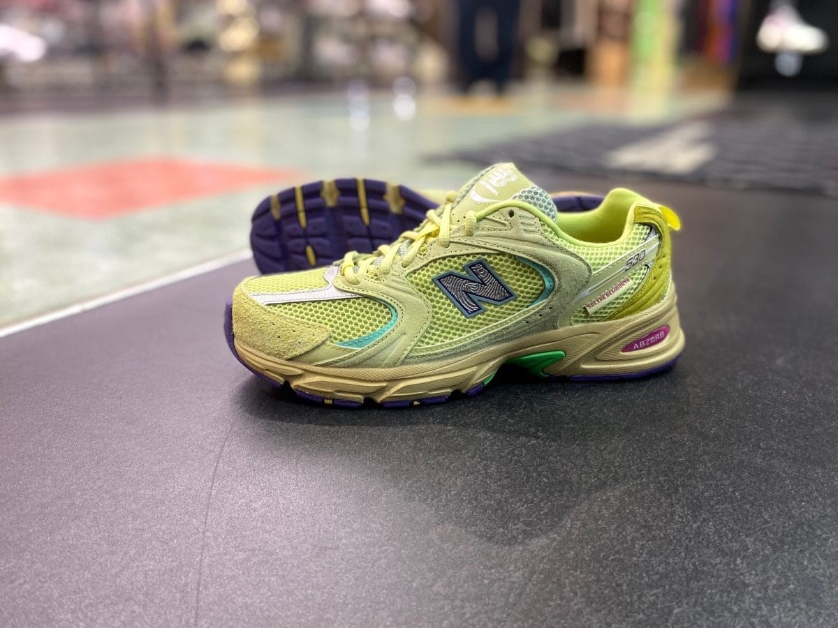 ニューバランスのアートな一足」現代的機能性と芸術の融合！“MR530