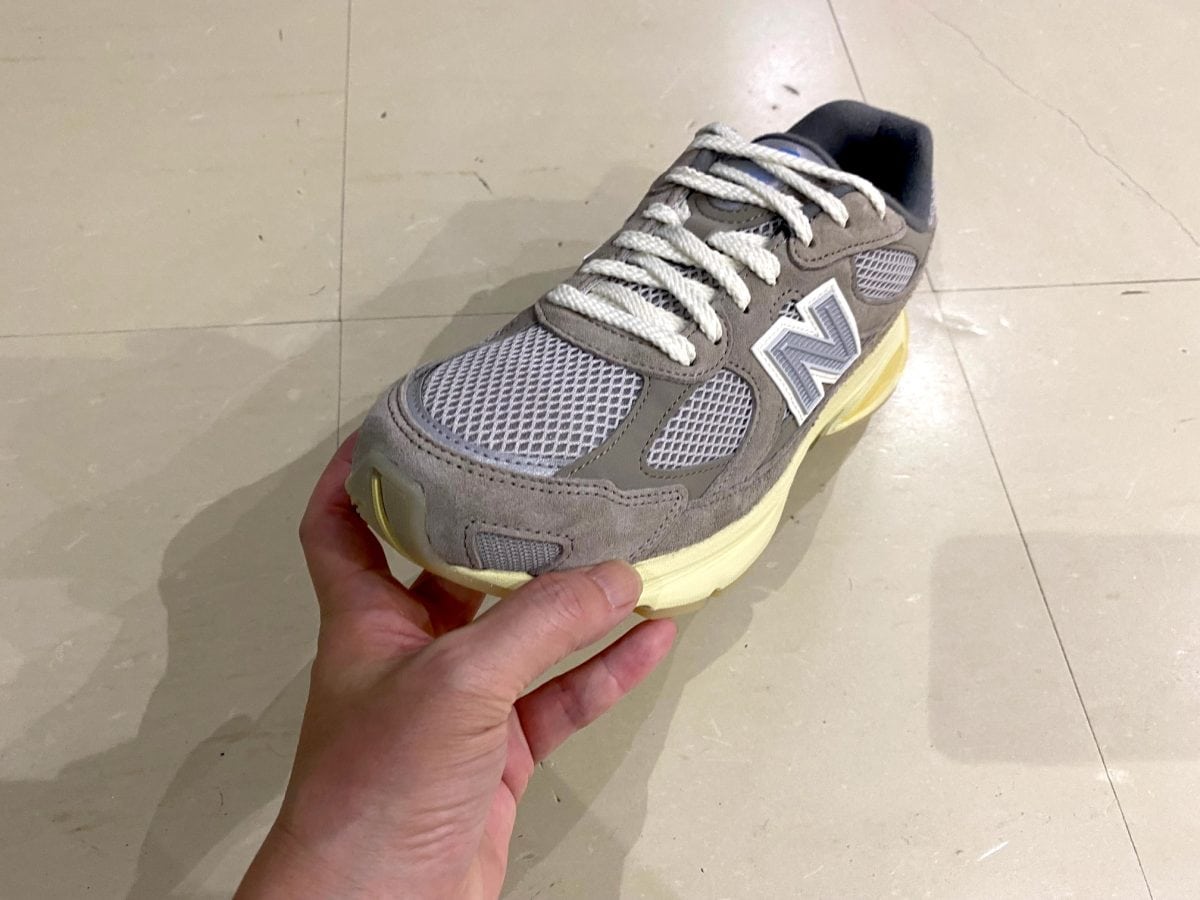 懐かしくて新しい一足」ニューバランスらしいグレーで彩った限定