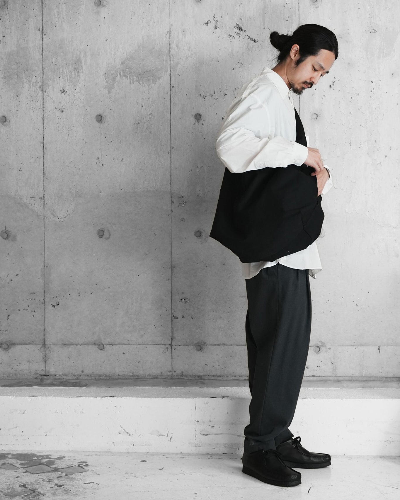 POSTMAN BAG / BLACK | A men's brand that focuses on domestic