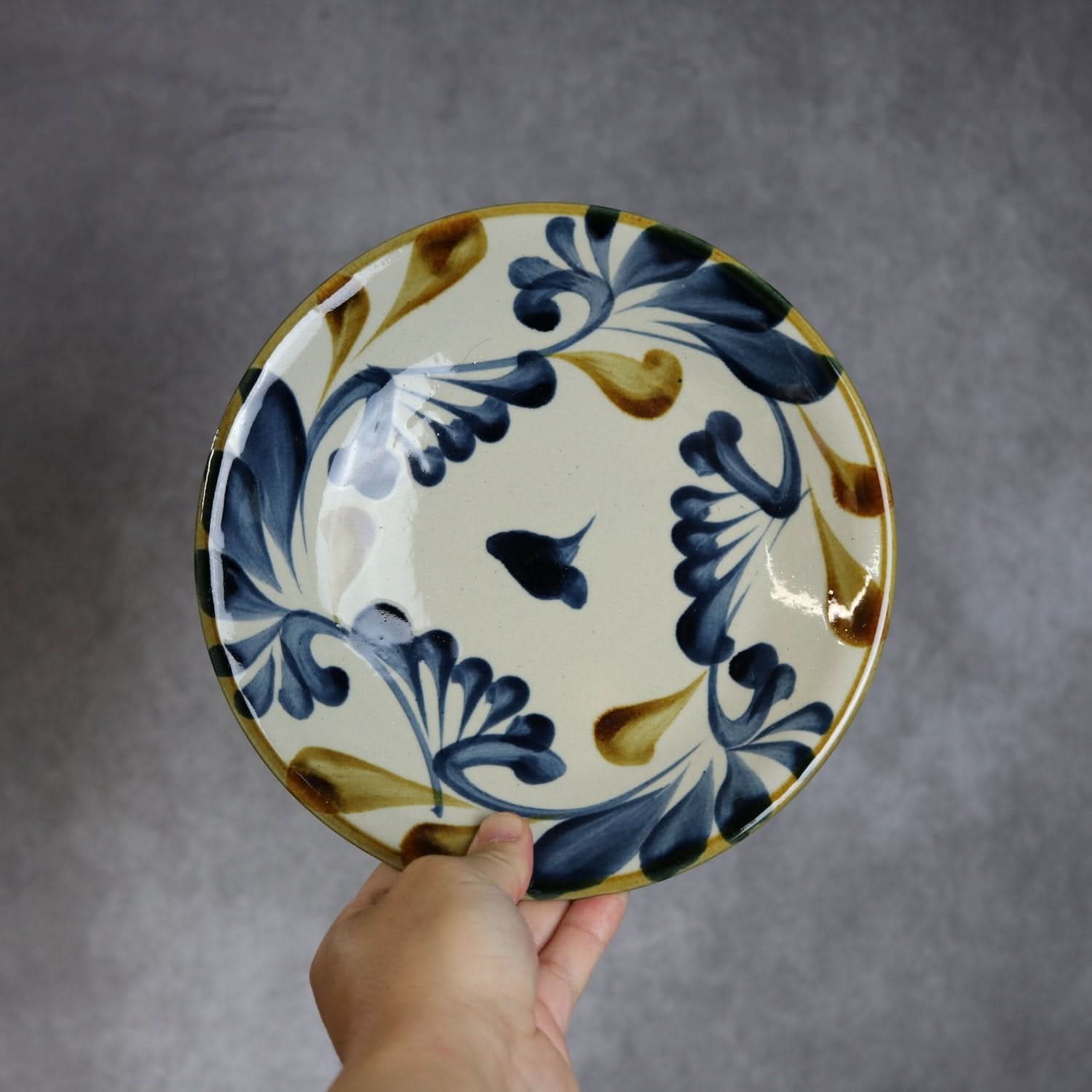 7寸皿 飴 呉須 唐草 やちむん 陶器 陶眞窯｜陶眞窯｜やちむん 陶器